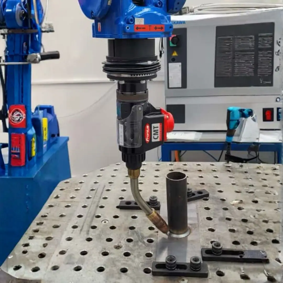 Robotic MIG/MAG torch over a welding table