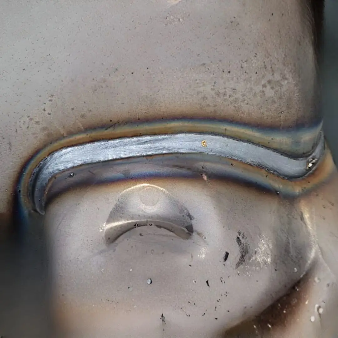 Weld bead with heat tint on a stainless steel component