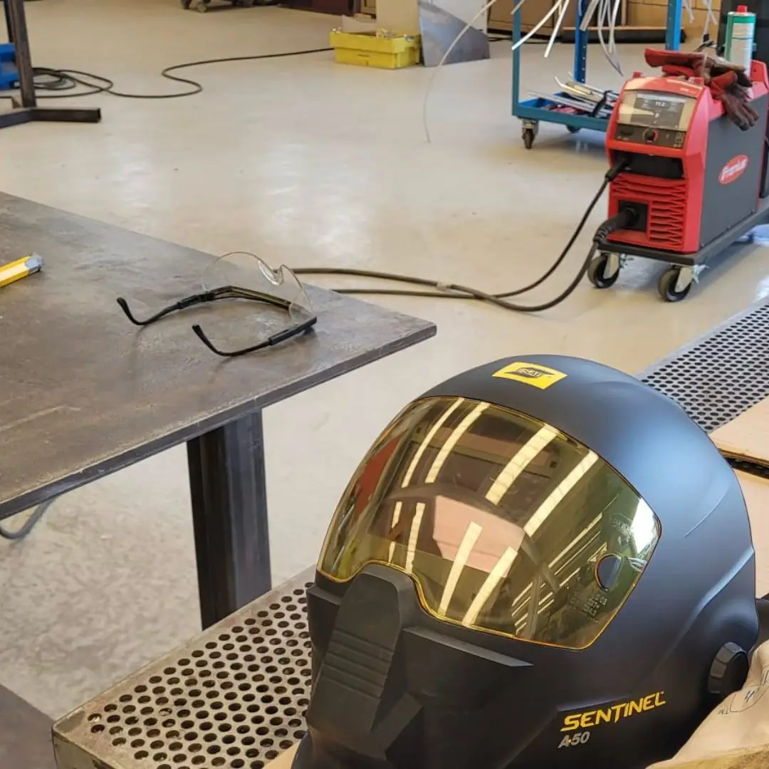 Welding helmet and welding power source in the workshop